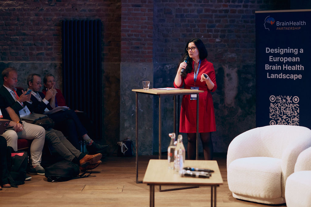 A woman gives a presentation to an audience.