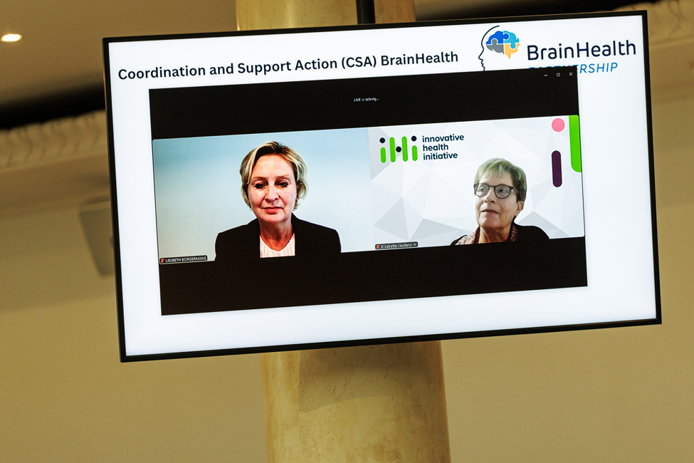 Display with two persons in a Zoom Call